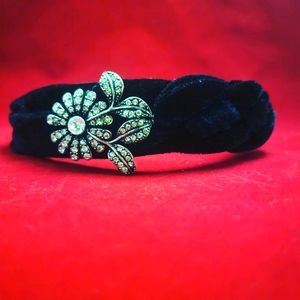Headband with rhinestone flower on side (black)